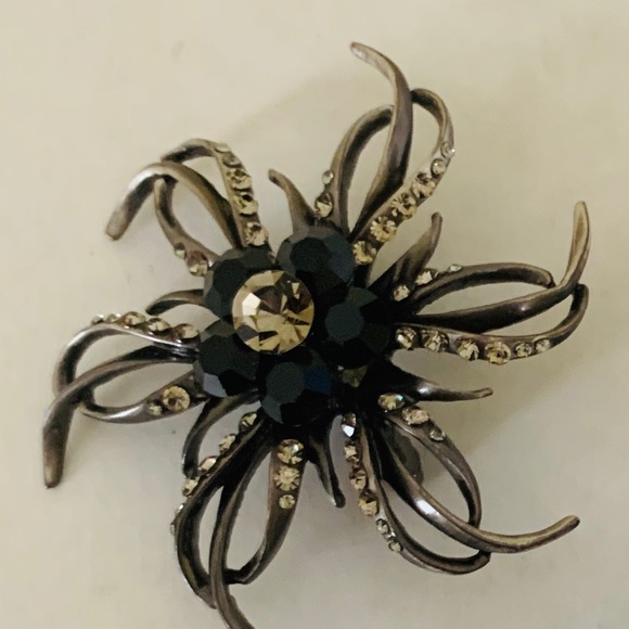 Vintage brooch pin back sparkling flower with shiny black beadings & rhinestones - Picture 7 of 12